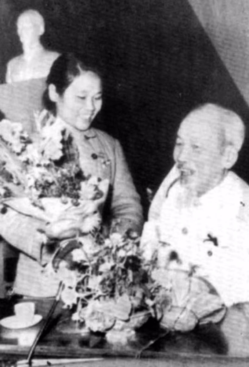 Bác Hồ với nữ Anh hùng Thanh niên xung phongNguyễn Thị Kim Huế Ảnh: TTXVN. Bác Hồ với nữ Anh hùng Thanh niên xung phongNguyễn Thị Kim Huế Ảnh: TTXVN.