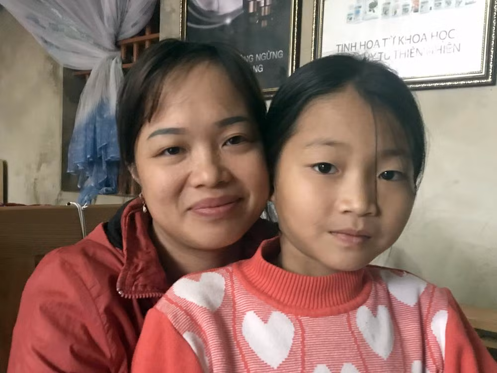 Chị Nguyễn Thị Hảo mẹ cháu Thu cho biết cháu ra viện nhưng vẫn chưa hết đau bụng. Ảnh: Tùng Dương. Chị Nguyễn Thị Hảo mẹ cháu Thu cho biết cháu ra viện nhưng vẫn chưa hết đau bụng. Ảnh: Tùng Dương.