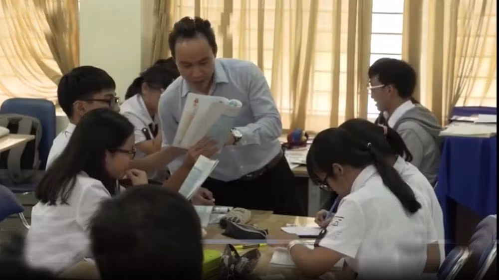 Tôi đã biết cách sắp xếp lại thời gian tiết học, gần với học sinh hơn, chia sẻ kiến thức với các em bằng chính những lời nói của mình chứ không phải bằng công nghệ. Ảnh: Thầy Thắng cung cấp.