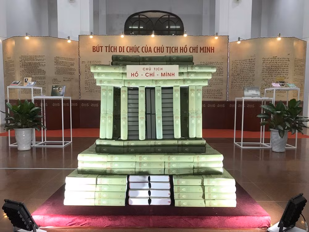 Lăng Chủ tịch Hồ Chí Minh được xếp từ 790 cuốn sách tượng trưng cho 79 mùa xuân. Ảnh: Tùng Dương.