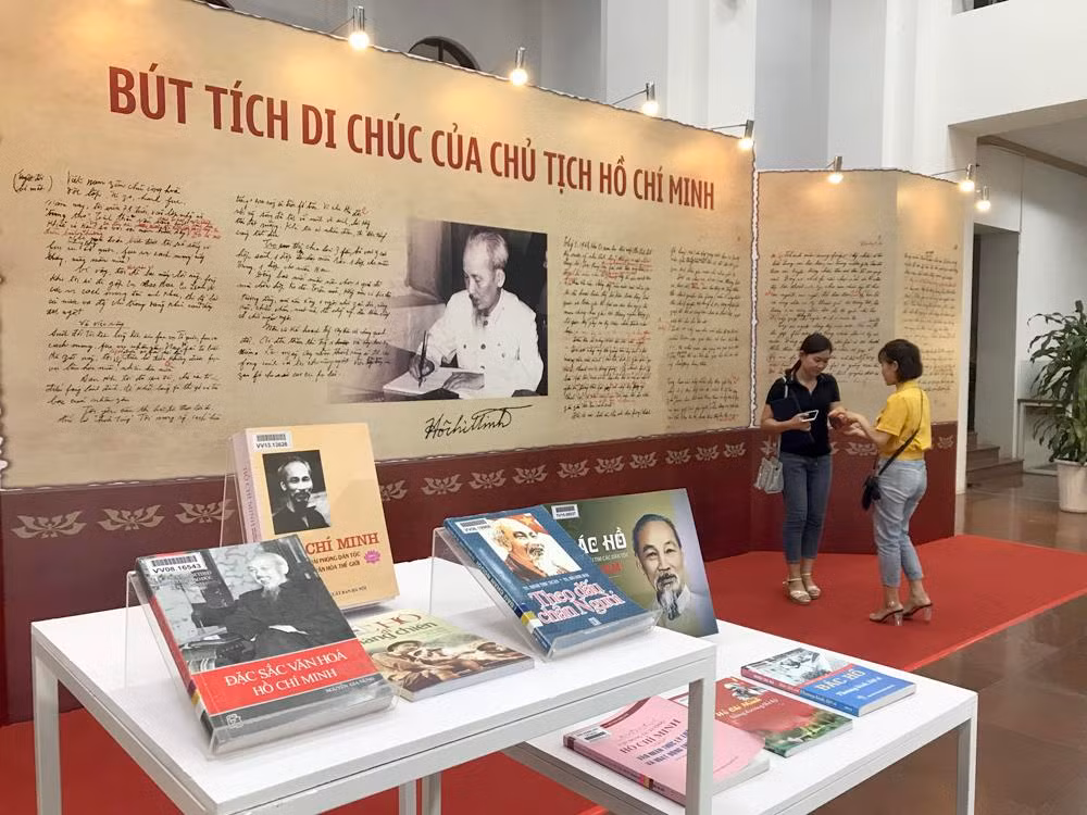 Bản di chúc của Chủ tịch Hồ Chí Minh được phóng to tại gian chính của triển lãm. Ảnh: Tùng Dương.