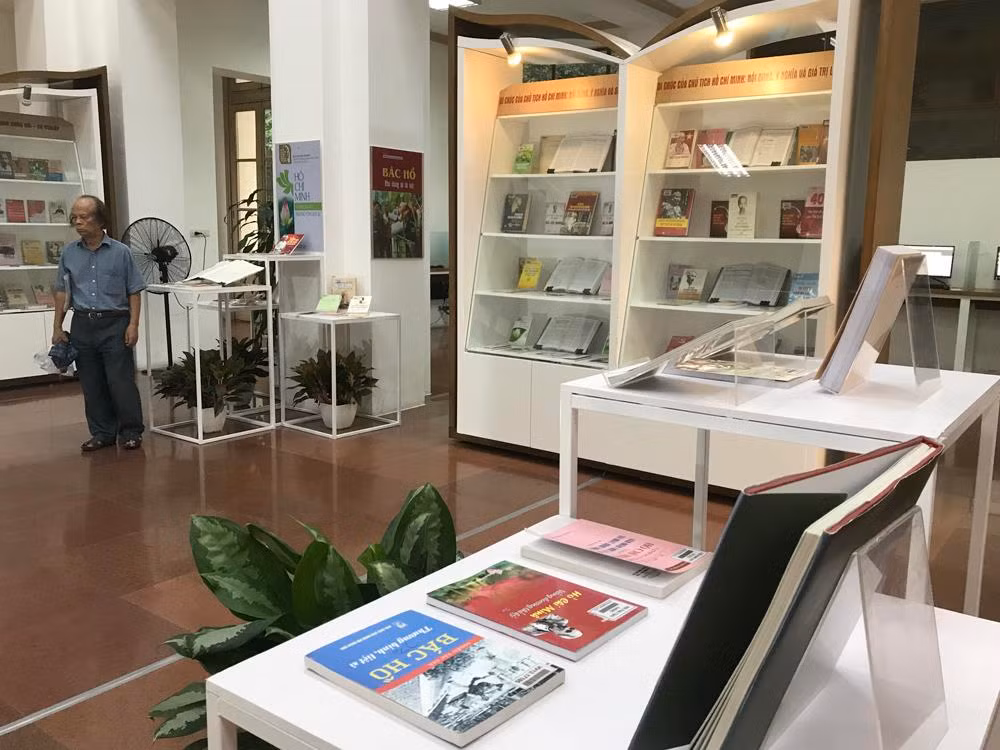 Mỗi cuốn sách trưng bày đều là tư liệu quý về Chủ tịch Hồ Chí Minh. Ảnh: Tùng Dương.