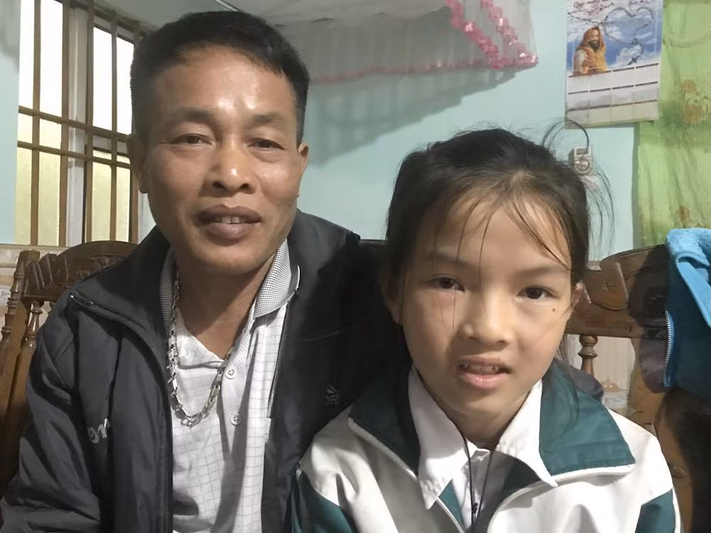 Anh Sỹ và con gái Hồng Hạnh học lớp 4 Trường tiểu học Nhã Lộng. Ảnh: Tùng Dương. Anh Sỹ và con gái Hồng Hạnh học lớp 4 Trường tiểu học Nhã Lộng. Ảnh: Tùng Dương.