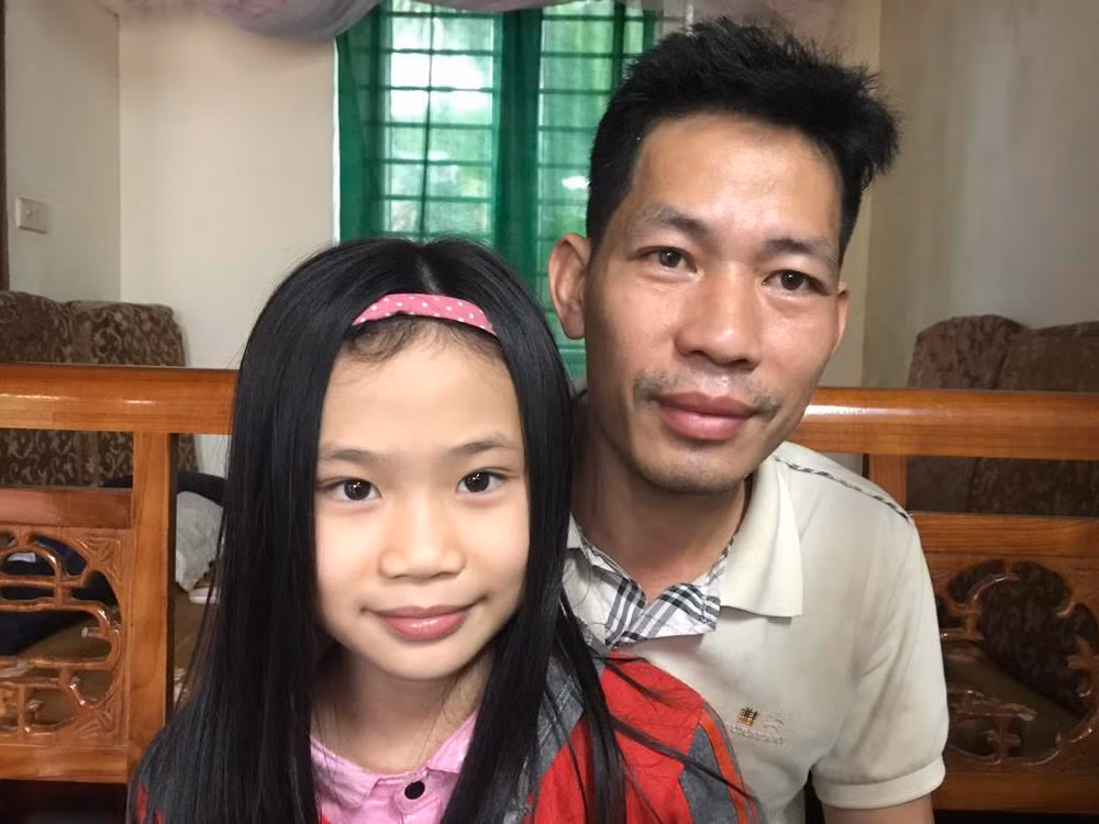 Anh Nguyễn Văn Độ và cháu Nguyễn Thị Ánh Hồng sau khi từ bệnh viện về. Ảnh: Tùng Dương.