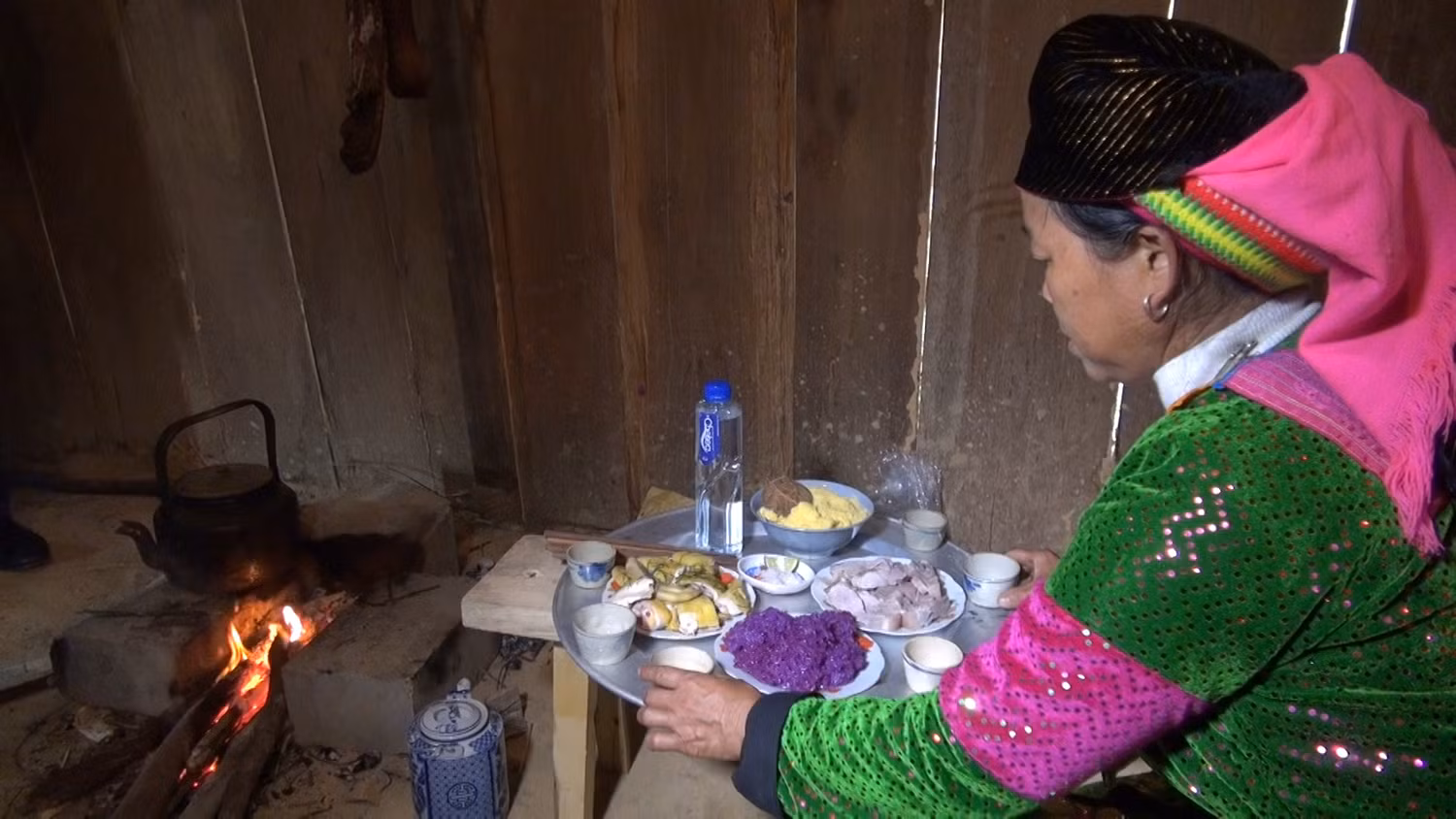 Nhà trai chuẩn bị mâm cơm cúng trước khi đi đón dâu. Ảnh: Tùng Dương.