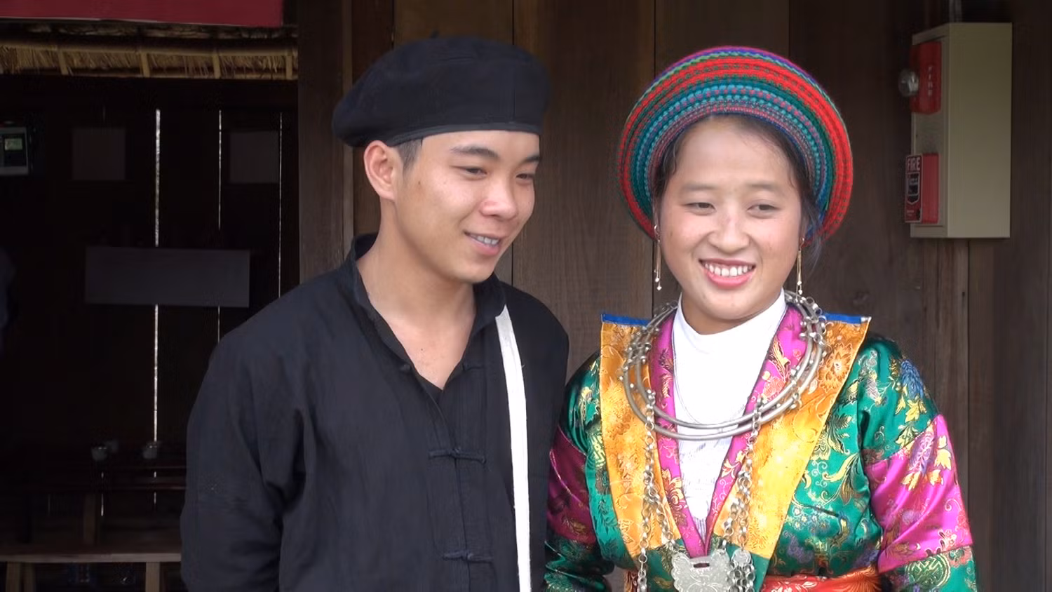 Cô dâu và chú rể người H'Mông trong ngày cưới. Ảnh: Tùng Dương.