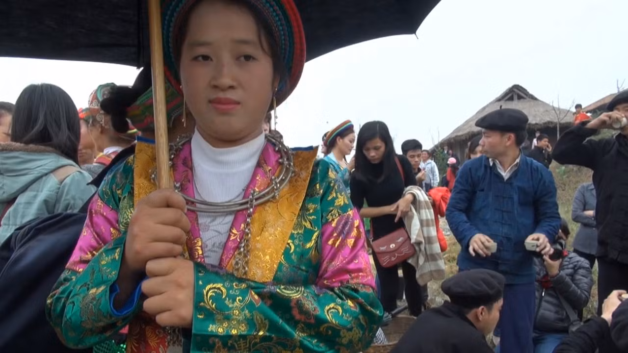 Cô dâu phải đứng trong lúc nhà trai làm lễ cúng thần rừng. Ảnh: Tùng Dương.