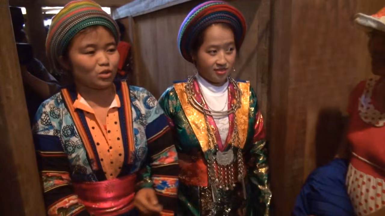 Phù dâu vào buồng dắt cô dâu ra chào hai họ. Ảnh: Tùng Dương.