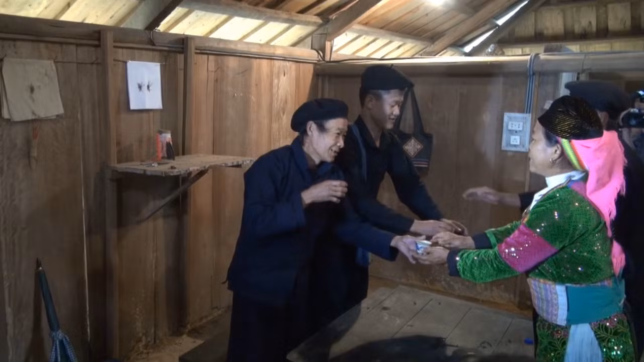 Nhà gái mời đại diện họ nhà trai uống rượu làm lễ. Ảnh: Tùng Dương.