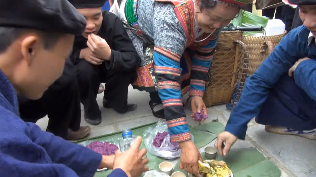 Họ nhà trai làm lễ cúng thần rừng, thần suối trên đường đón cô dâu về nhà chồng. Ảnh: Tùng Dương.