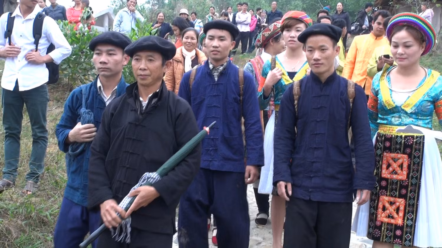 Ông mối cầm chiếc ô đen dẫn đầu đoàn nhà trai đi đón dâu. Ảnh: Tùng Dương.