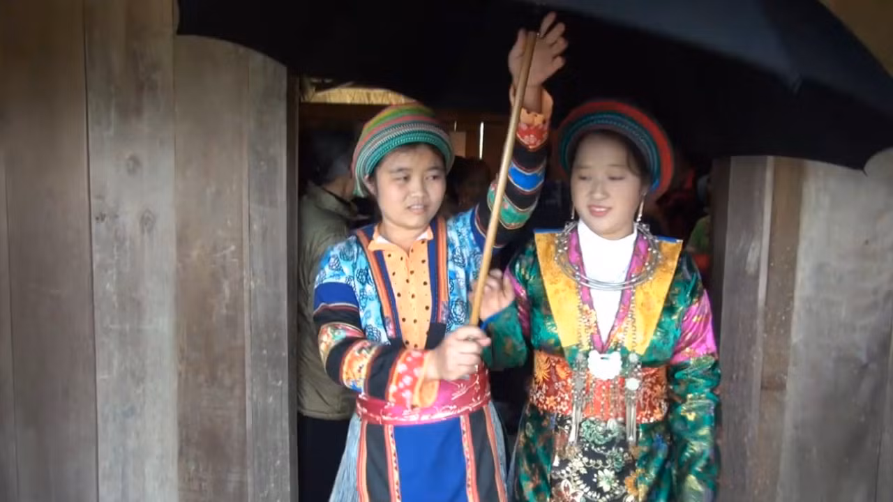 Phù dâu đưa cô dâu ra khỏi nhà và trao cho chú rể. Ảnh: Tùng Dương.