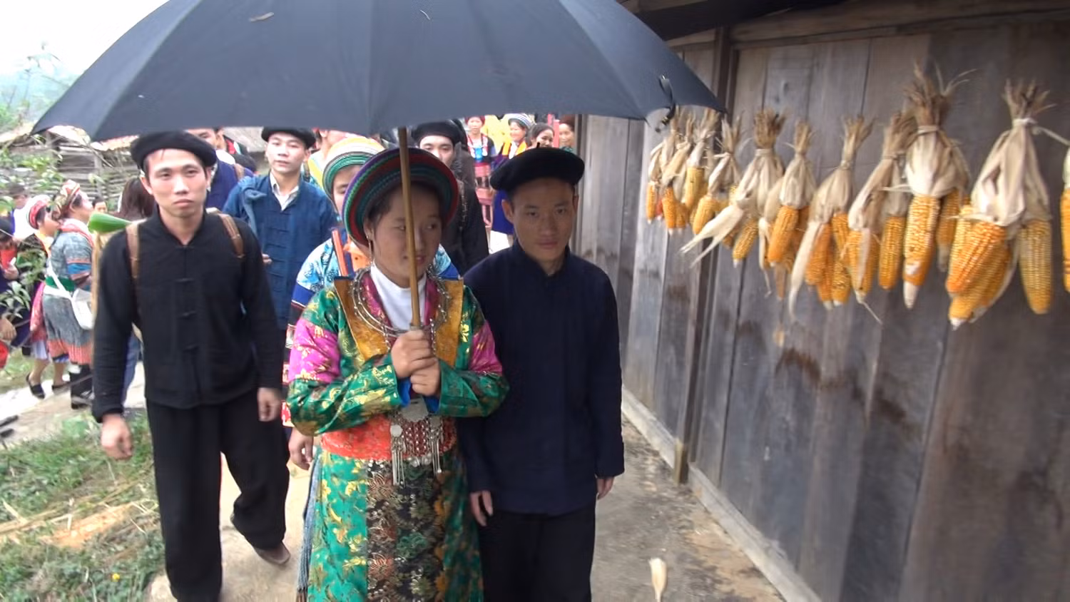 Cô dâu chú rể người H'Mông trong lễ đón dâu. Ảnh: Tùng Dương.