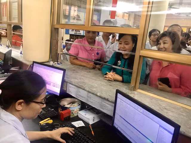 Bộ trưởng Bộ Y tế "trải nghiệm" dịch vụ làm thủ tục khám bệnh tại Khoa Khám bệnh - Bệnh viện Đa khoa tỉnh Quảng Ninh. Ảnh: YT.