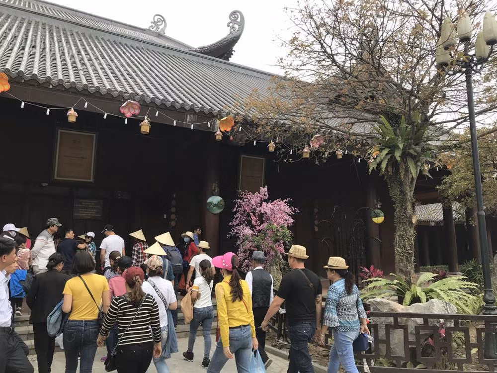 Khách du lịch tại bến đò Tràng An - Khu di sản Tràng An. Ảnh: Tùng Dương. Khách du lịch tại bến đò Tràng An - Khu di sản Tràng An. Ảnh: Tùng Dương.