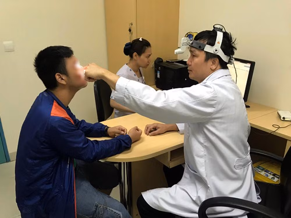 Tiến sĩ, bác sĩ Lý Xuân Quang khuyến cáo: Trong trường hợp viêm màng não tái phát không rõ nguyên nhân, người bệnh nên đến khám tại các cơ sở y tế chuyên sâu với trang thiết bị hiện đại để sớm tìm ra nguyên nhân bệnh. Ảnh: Bệnh viện cung cấp. Tiến sĩ, bác sĩ Lý Xuân Quang khuyến cáo: Trong trường hợp viêm màng não tái phát không rõ nguyên nhân, người bệnh nên đến khám tại các cơ sở y tế chuyên sâu với trang thiết bị hiện đại để sớm tìm ra nguyên nhân bệnh. Ảnh: Bệnh viện cung cấp.