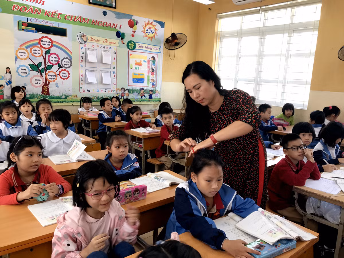 Cô giáo Nguyễn Thị Bích Diệp luôn quan tâm đến học sinh từ những việc nhỏ nhất. Ảnh: Tùng Dương. Cô giáo Nguyễn Thị Bích Diệp luôn quan tâm đến học sinh từ những việc nhỏ nhất. Ảnh: Tùng Dương.