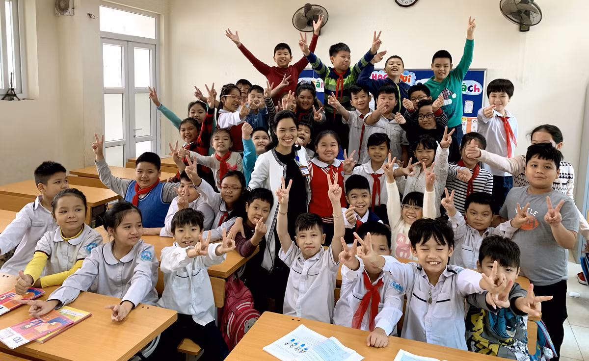 Cô Nguyễn Thị Thanh Hoa và các em học sinh lớp 4b do cô làm giáo viên chủ nhiệm, trường Tiểu học Việt Nam - Cu Ba, Hà Nội. Ảnh: Tùng Dương.