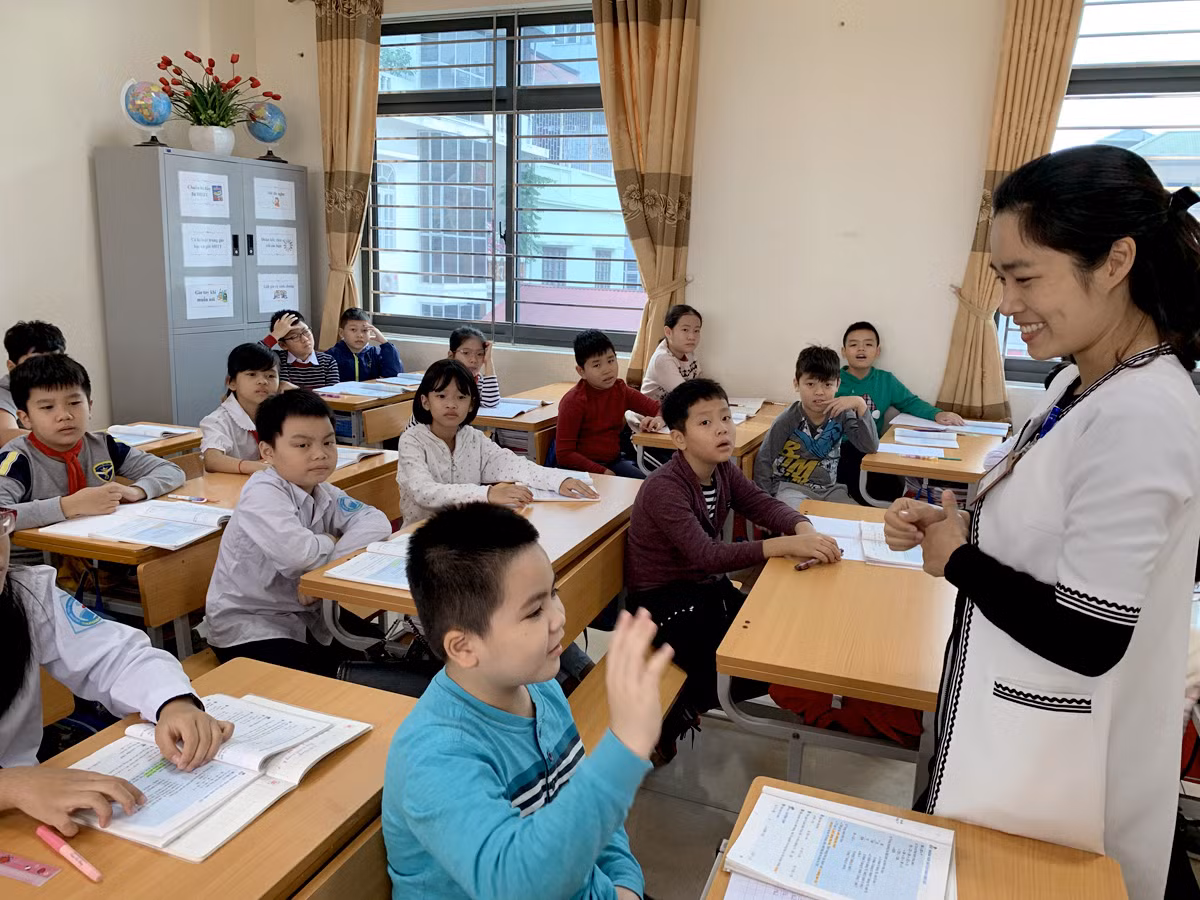 Chỉ một lời động viên khen ngợi đúng lúc, kịp thời sẽ khiến cho các con có thêm động lực. Ảnh: Tùng Dương.