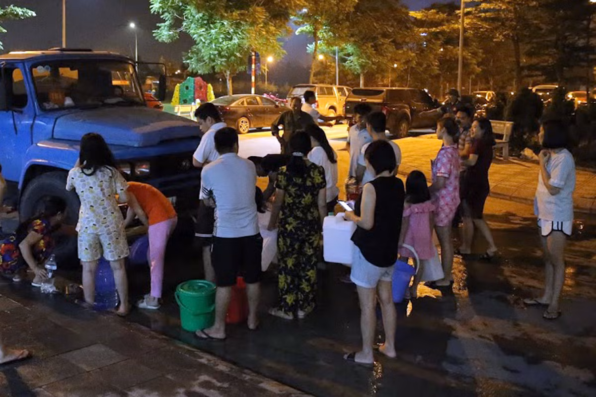 Sự cố nước nhiễm dầu thải khiến người dân phải xếp hàng trong đêm chờ nhận nước sạch. Ảnh: Thế Đại. Sự cố nước nhiễm dầu thải khiến người dân phải xếp hàng trong đêm chờ nhận nước sạch. Ảnh: Thế Đại.