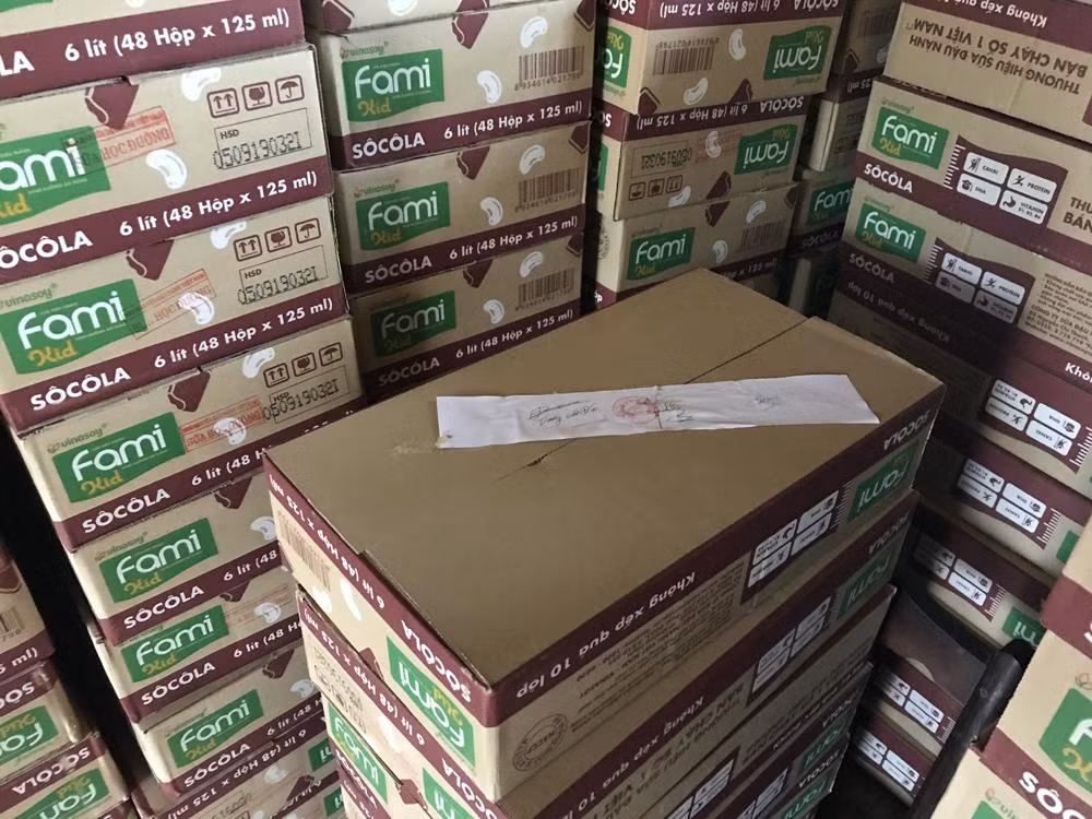 Số sữa đang dùng dở được niêm phong tại Trường Tiểu học Nhã Lộng đợi xét nghiệm. Ảnh: Tùng Dương. Số sữa đang dùng dở được niêm phong tại Trường Tiểu học Nhã Lộng đợi xét nghiệm. Ảnh: Tùng Dương.