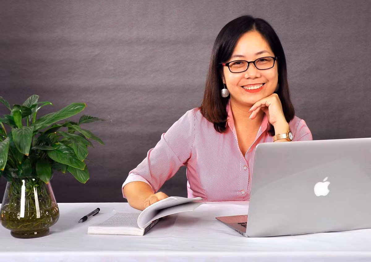 Cô giáo Hà Ngọc Thủy: Tôi muốn cho các em hiểu rõ còn rất nhiều cánh cửa khác nữa mở ra sau thất bại, các con trượt môi trường công lập chưa hẳn đã là hết nên đừng bi quan. Ảnh: HNT.