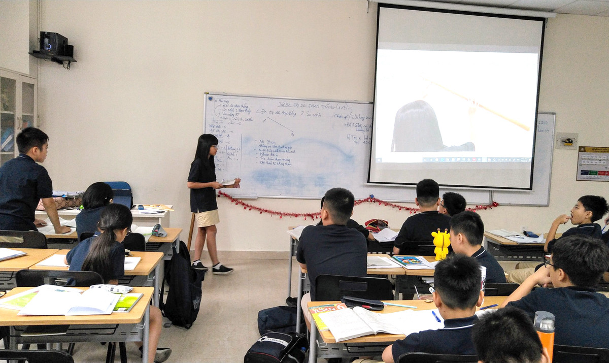 Sau khi nghe trợ giảng và phần đóng góp kiến thức của các em, đến lúc này giáo viên sẽ chỉnh sửa, bổ sung kiến thức, việc này đảm bảo tính chính xác của kiến thức mà các em đã được tiếp nhận. Ảnh: Văn Bảo.