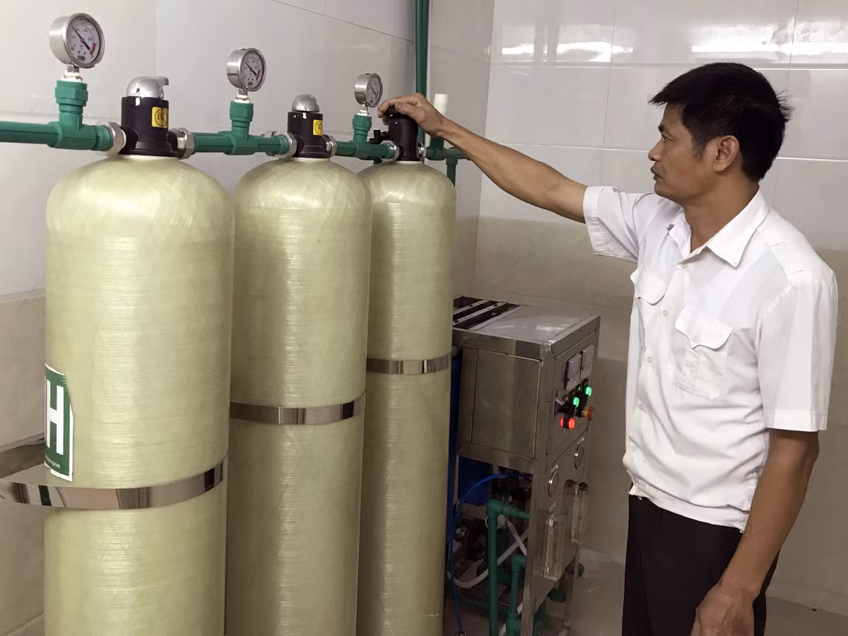 Trường lắp hệ thống lọc nước để bảo vệ sức khỏe học sinh, vì không yên tâm về chất lượng của Nhà máy nước sông Đà. Trường lắp hệ thống lọc nước để bảo vệ sức khỏe học sinh, vì không yên tâm về chất lượng của Nhà máy nước sông Đà.