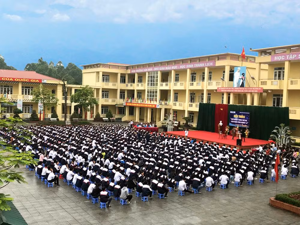 Các em học sinh và các thầy cô giáo, Trường Trung học cơ sở Hùng Vương, thị xã Phú Thọ, Tỉnh Phú Thọ, trong giờ học ngoại khóa. Ảnh: Tùng Dương.