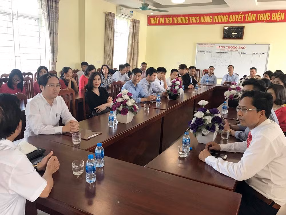 Tập thể giáo viên Trường Trung học cơ sở Hùng Vương (Thị xã Phú Thọ) tại buổi Hội thảo -Cuộc cách mạng công nghiệp 4.0. Ảnh: Tùng Dương.