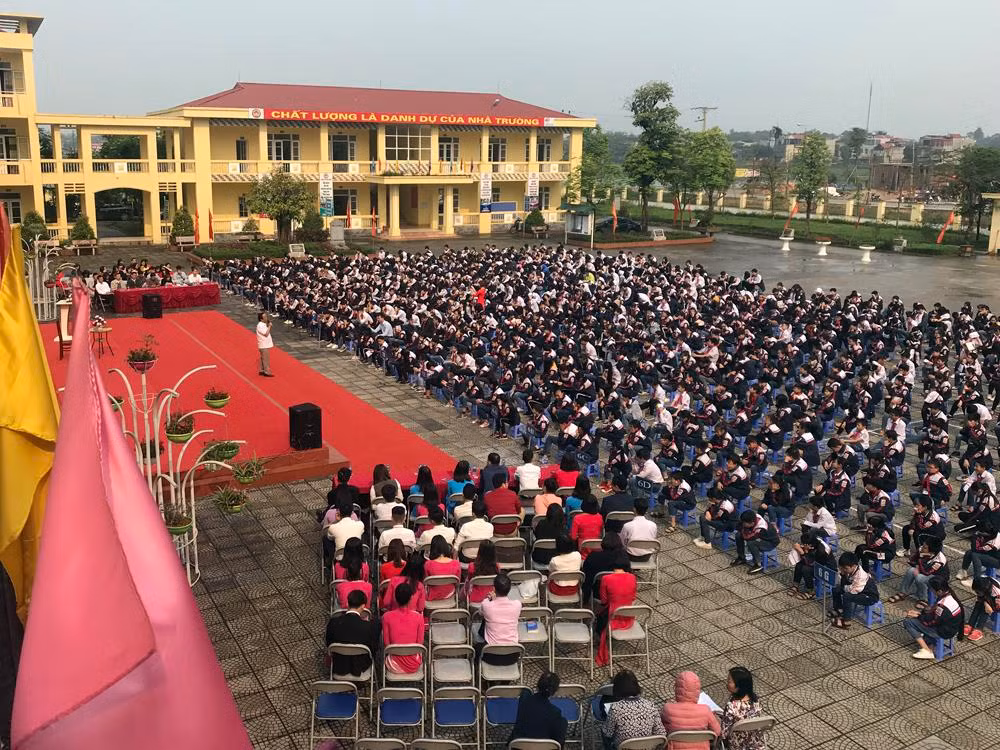 Học sinh và các thày cô giáo Trường Trung học cơ sở Hùng Vương (Thị xã Phú Thọ) trong giờ ngoại khóa tại trường. Ảnh: Tùng Dương.