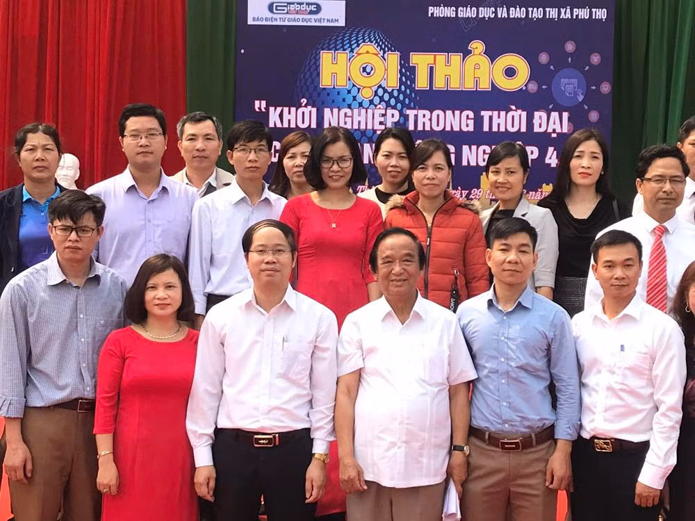 Ông Nguyễn Ánh Hoàng (người thứ 3 bên trái vào)-Trưởng phòng Giáo dục thị xã Phú Thọ và ban giám hiệu Trường Trung học cơ sở Hùng Vương (thị xã Phú Thọ) chụp ảnh với Giáo sư Nguyễn Lân Dũng, khi ông về nói chuyện với học sinh nhà trường. Ảnh: Tùng Dương.
