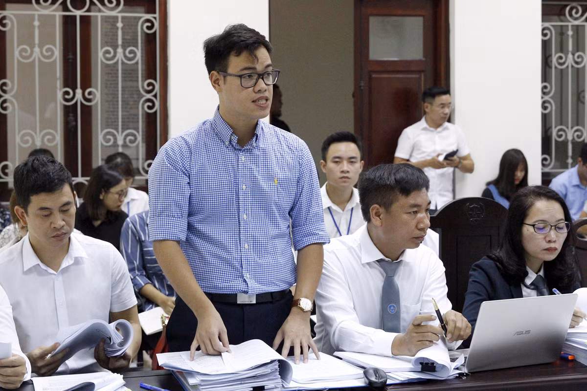 Ngay ở phần mở đầu của phiên toà, khi Hội đồng xét xử hỏi thì ông Đặng Nhật Minh (áo xanh) - đại diện của FLC đã vô tư nói rằng: “Thưa hội đồng xét xử, chúng tôi xác định là không có nợ Công ty Hòa Bình”. Nhưng thực tế thì chính FLC tự công bố khoản nợ 213 tỷ đồng tại báo cáo tài chính qúy IV/2017 và Thư xác nhận công nợ gửi tới Tập đoàn Hòa Bình vào ngày 8/2/2018. Ảnh: Tùng Dương.