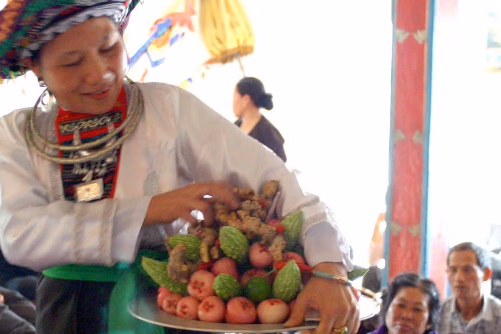 Cho đến nay chưa có một nghiên cứu hay tài liệu nào nói đi hầu đồng là được thăng quan tiến chức. Ảnh: Tùng Dương. Cho đến nay chưa có một nghiên cứu hay tài liệu nào nói đi hầu đồng là được thăng quan tiến chức. Ảnh: Tùng Dương.