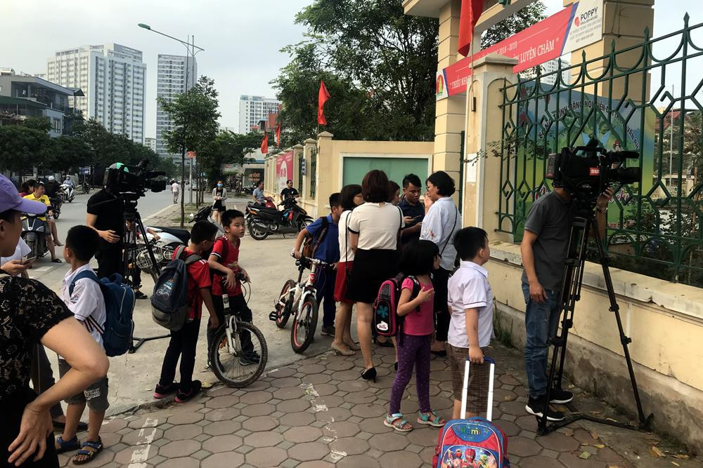 Nhà trường làm mọi cách ngăn không cho phóng viên vào bên trong tác nghiệp và cho tới giờ cũng không có bất cứ thông báo chính thức nào. Ảnh: Tùng Dương