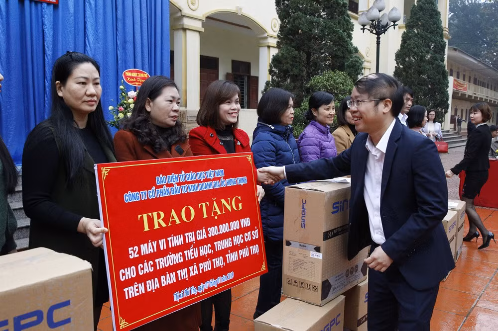 Ông Nguyễn Ánh Hoàng - Trưởng phòng Giáo dục thị xã Phú Thọ đang trao máy tính cho các trường. Ảnh: Tùng Dương. Ông Nguyễn Ánh Hoàng - Trưởng phòng Giáo dục thị xã Phú Thọ đang trao máy tính cho các trường. Ảnh: Tùng Dương.