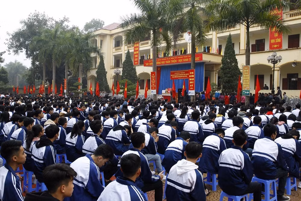 Các em học sinh Trường trung học phổ thông Hùng Vương thị xã Phú Thọ trong lễ trao quà từ thiện của Báo điện tử Giáo dục Việt nam. Ảnh: Tùng Dương. Các em học sinh Trường trung học phổ thông Hùng Vương thị xã Phú Thọ trong lễ trao quà từ thiện của Báo điện tử Giáo dục Việt nam. Ảnh: Tùng Dương.