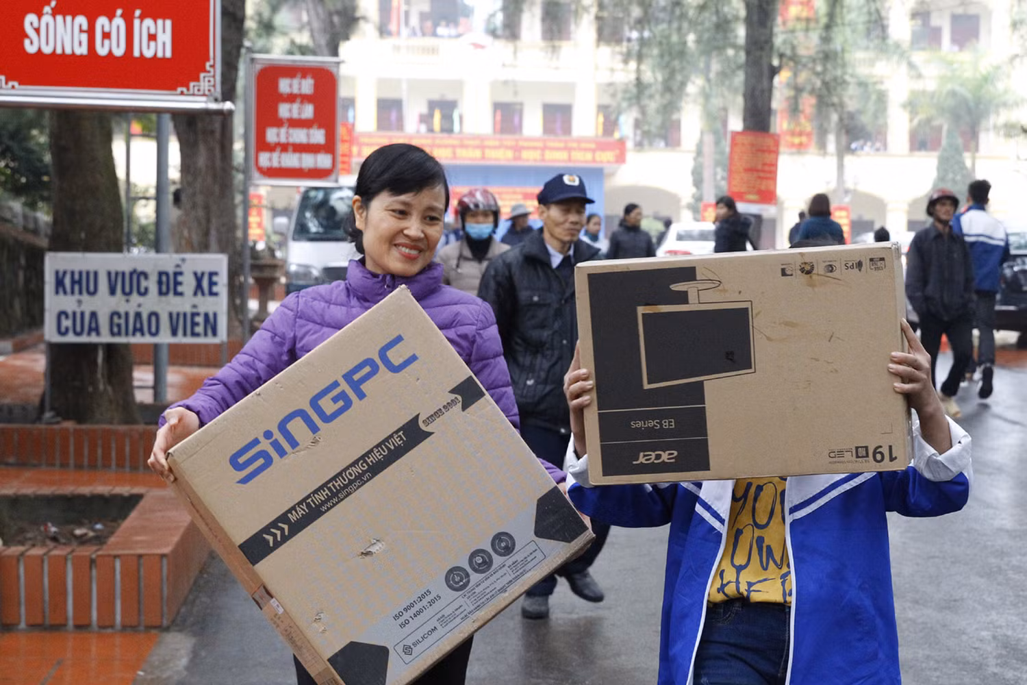 Giáo viên và các em học sinh đã nhận máy tính mang về trường phục vụ công tác học tập. Ảnh: Tùng Dương. Giáo viên và các em học sinh đã nhận máy tính mang về trường phục vụ công tác học tập. Ảnh: Tùng Dương.