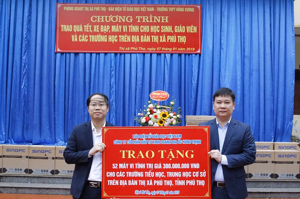 Ông Nguyễn Tiến Bình (bên phải), Tổng biên tập Báo điện tử Giáo dục Việt Nam và ông Nguyễn Ánh Hoàng (bên trái) Trưởng phòng Giáo dục thị xã Phú Thọ trong buổi lễ trao 52 bộ máy tính. Ảnh: Tùng Dương. Ông Nguyễn Tiến Bình (bên phải), Tổng biên tập Báo điện tử Giáo dục Việt Nam và ông Nguyễn Ánh Hoàng (bên trái) Trưởng phòng Giáo dục thị xã Phú Thọ trong buổi lễ trao 52 bộ máy tính. Ảnh: Tùng Dương.