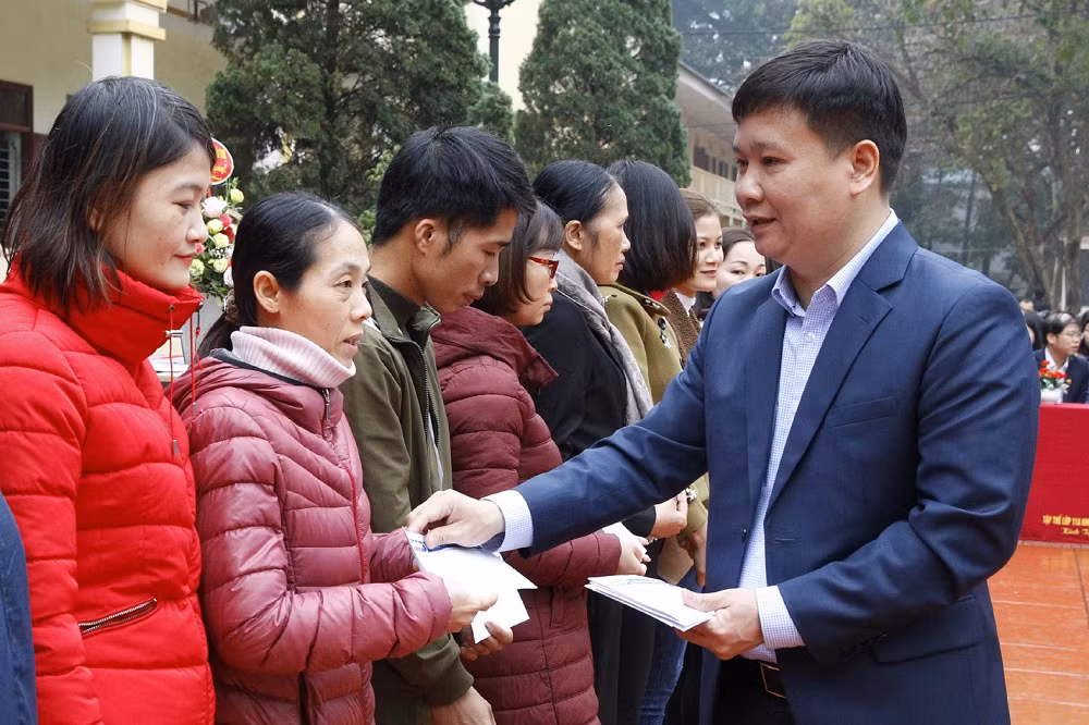 Ông Nguyễn Tiến Bình - Tổng biên tập Báo điện tử Giáo dục Việt Nam đang trao quà cho các giáo viên có hoàn cảnh khó khăn nhưng luôn vươn lên đạt thành tích cao trong giảng dạy. Ảnh: Tùng Dương. Ông Nguyễn Tiến Bình - Tổng biên tập Báo điện tử Giáo dục Việt Nam đang trao quà cho các giáo viên có hoàn cảnh khó khăn nhưng luôn vươn lên đạt thành tích cao trong giảng dạy. Ảnh: Tùng Dương.