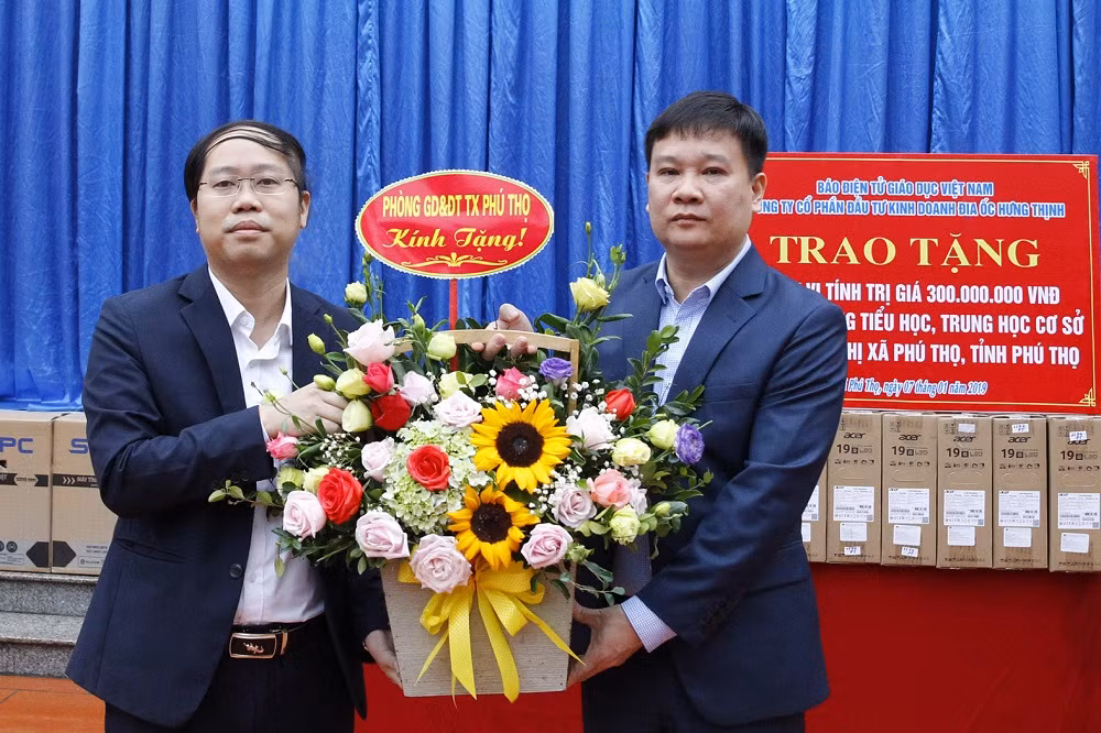 Ông Nguyễn Tiến Bình (bên phải), Tổng biên tập Báo điện tử Giáo dục Việt Nam nhận lẵng hoa bày tỏ lòng cảm ơn của Phòng Giáo dục thị xã Phú Thọ. Ảnh: Tùng Dương. Ông Nguyễn Tiến Bình (bên phải), Tổng biên tập Báo điện tử Giáo dục Việt Nam nhận lẵng hoa bày tỏ lòng cảm ơn của Phòng Giáo dục thị xã Phú Thọ. Ảnh: Tùng Dương.