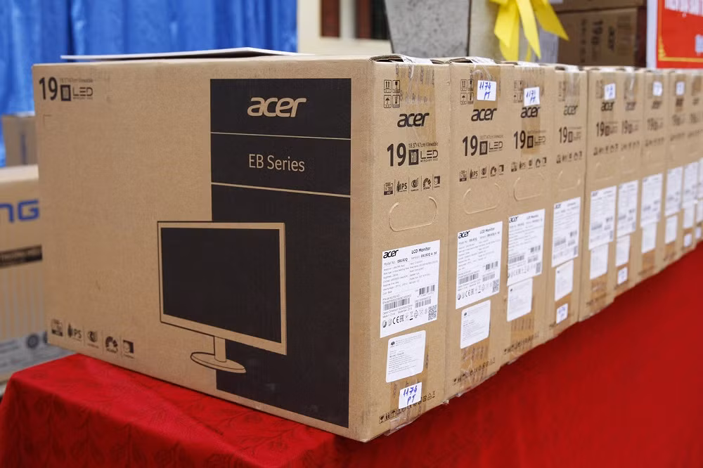 Số máy tính sau buổi lễ trao tặng sẽ được Báo điện tử Giáo dục Việt Nam đến lắp đặt trực tiếp tại các trường. Ảnh: Tùng Dương. Số máy tính sau buổi lễ trao tặng sẽ được Báo điện tử Giáo dục Việt Nam đến lắp đặt trực tiếp tại các trường. Ảnh: Tùng Dương.