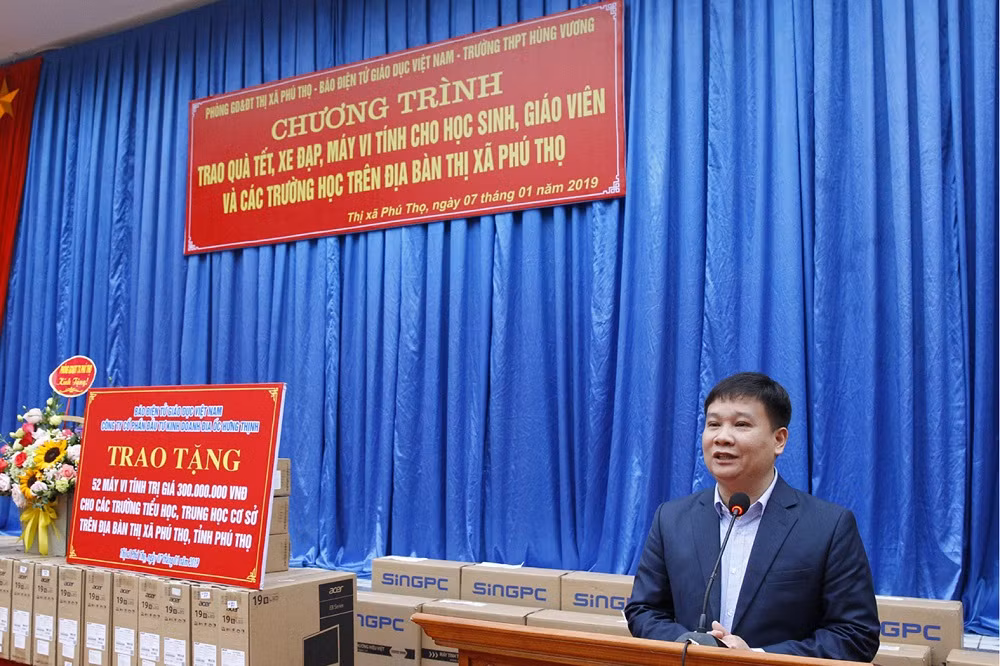 Nhà báo Nguyễn Tiến Bình – Tổng biên tập Báo điện tử Giáo dục Việt Nam phát biểu tại buổi lễ. Ảnh: Tùng Dương Nhà báo Nguyễn Tiến Bình – Tổng biên tập Báo điện tử Giáo dục Việt Nam phát biểu tại buổi lễ. Ảnh: Tùng Dương