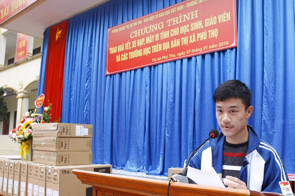 Em Trần Minh Hiếu học sinh lớp 12B Trường Trung học phổ thông Hùng Vương thị xã Phú Thọ thay mặt các bạn học sinh bày tỏ sự cảm ơn đến Báo điện tử Giáo dục Việt Nam và các nhà tài trợ. Ảnh: Tùng Dương. Em Trần Minh Hiếu học sinh lớp 12B Trường Trung học phổ thông Hùng Vương thị xã Phú Thọ thay mặt các bạn học sinh bày tỏ sự cảm ơn đến Báo điện tử Giáo dục Việt Nam và các nhà tài trợ. Ảnh: Tùng Dương.