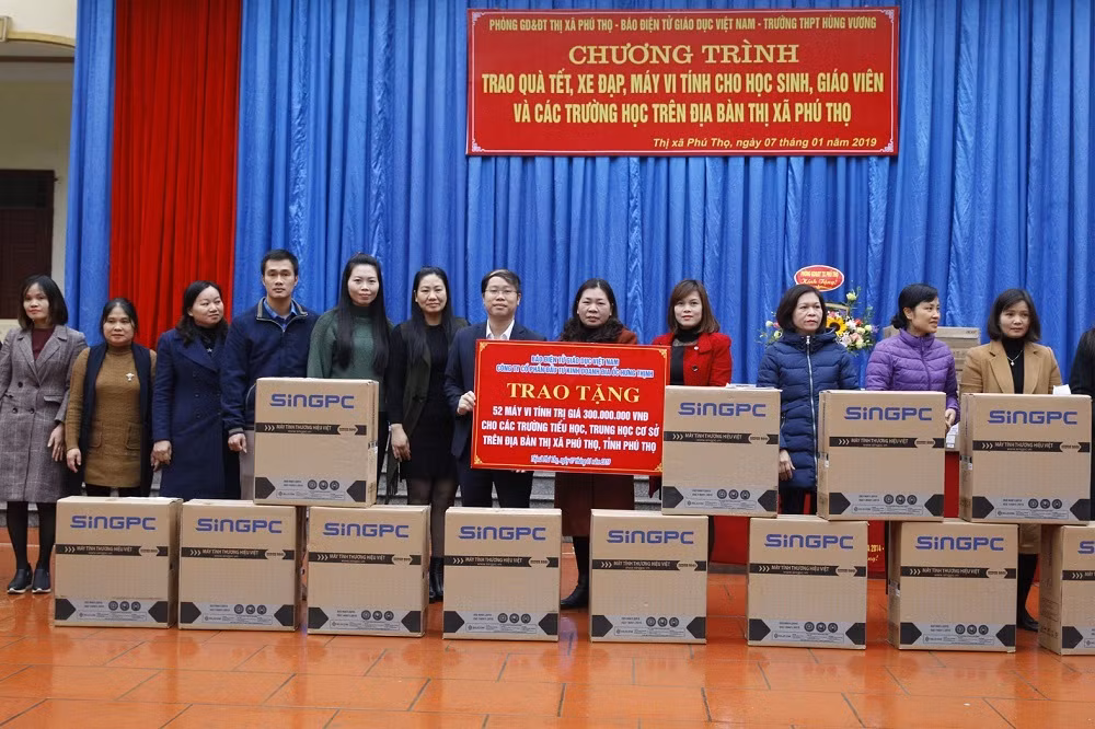 Ông Nguyễn Ánh Hoàng, Trưởng phòng Giáo dục thị xã Phú Thọ cùng giáo viên các trường tại buổi lễ nhận máy tính. Ảnh: Tùng Dương. Ông Nguyễn Ánh Hoàng, Trưởng phòng Giáo dục thị xã Phú Thọ cùng giáo viên các trường tại buổi lễ nhận máy tính. Ảnh: Tùng Dương.