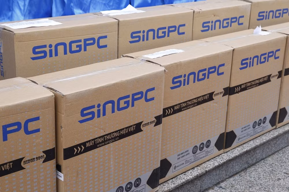 Qua lần trao tặng này là 100% các trường học của thị xã đều có máy tính giúp cho công việc giảng dạy của giáo viên và học tập của các em học sinh. Ảnh: Tùng Dương. Qua lần trao tặng này là 100% các trường học của thị xã đều có máy tính giúp cho công việc giảng dạy của giáo viên và học tập của các em học sinh. Ảnh: Tùng Dương.