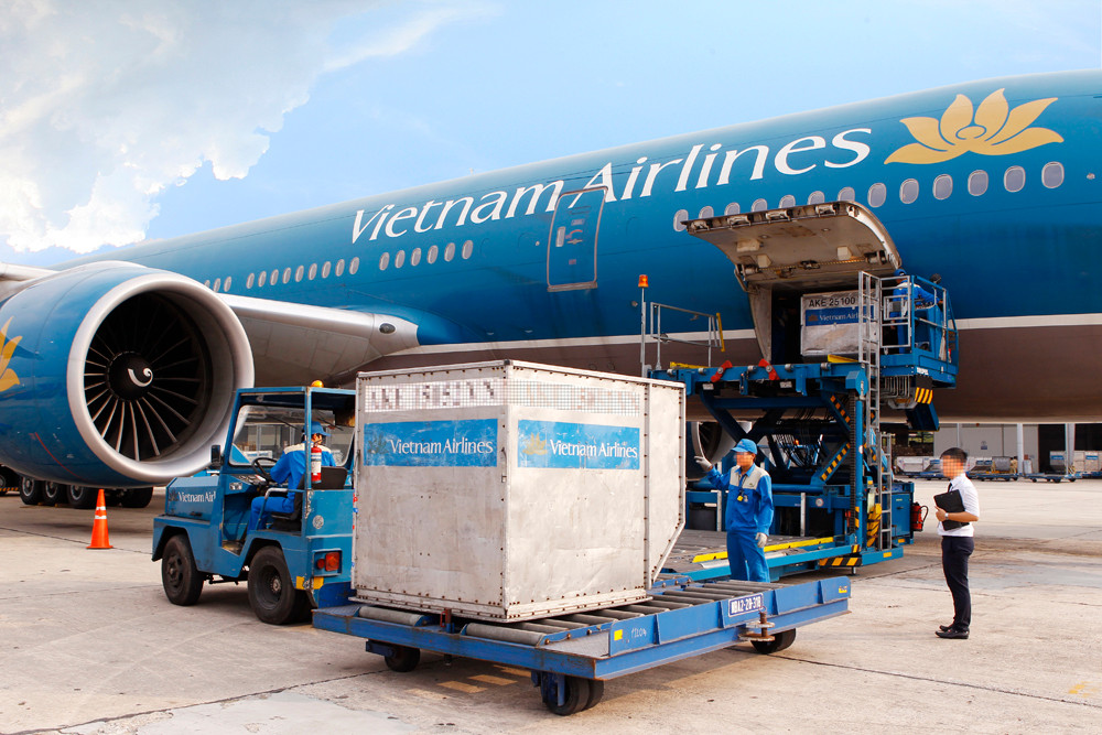 Bốc xếp hàng hóa lên máy bay của Vietnam Airlines. Ảnh: Tùng Dương.