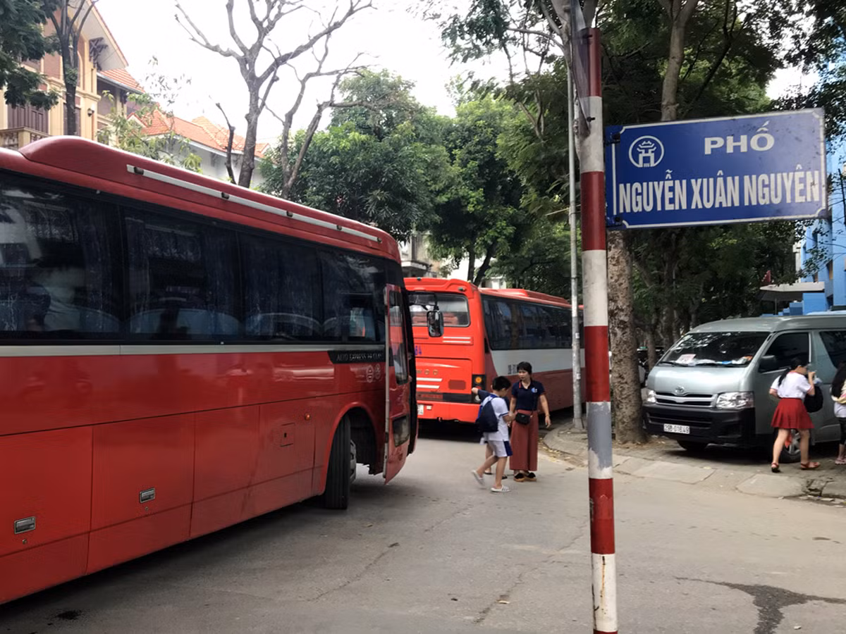 Quy trình kiểm đếm học sinh rất chặt chẽ vào mỗi buổi đưa đón hàng ngày. Ảnh: Tùng Dương. Quy trình kiểm đếm học sinh rất chặt chẽ vào mỗi buổi đưa đón hàng ngày. Ảnh: Tùng Dương.
