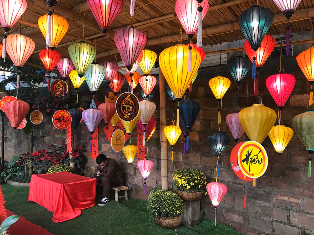 Không gian trưng bày đèn lồng tại lễ hội chữ. Ảnh: Tùng Dương.