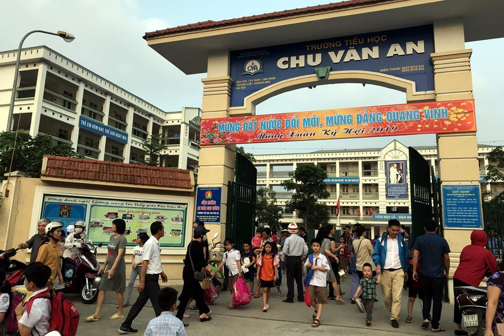 Nhiều phụ huynh lo lắng cho sức khỏe của con em mình sau vụ thịt gà bốc mùi và nước không đạt chuẩn. Ảnh: Tùng Dương.